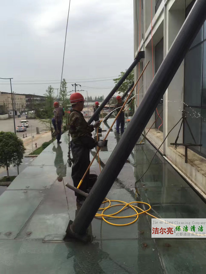 成都潔爾亮清潔公司團隊協(xié)作清潔清洗